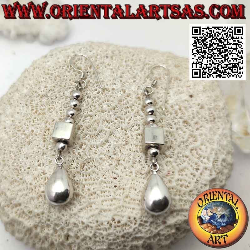 Pendientes de plata con una fila de bolas, un cubo y una gran gota lisa