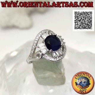 Anillo de plata con zafiro sintético redondo engastado en una cruz de circonitas blancas talla baguette