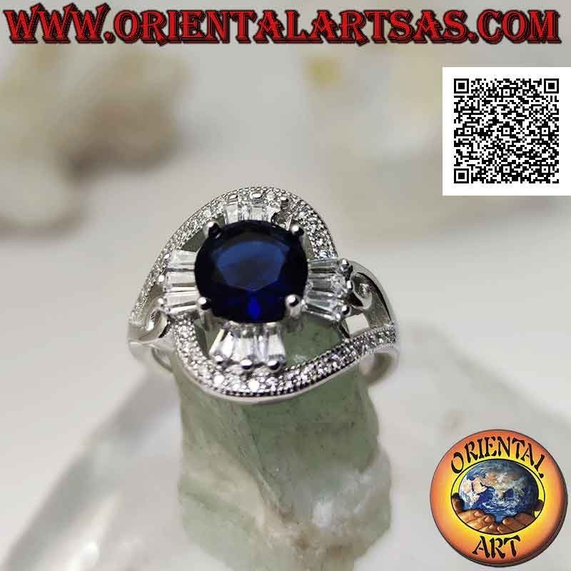 Anillo de plata con zafiro sintético redondo engastado en una cruz de circonitas blancas talla baguette