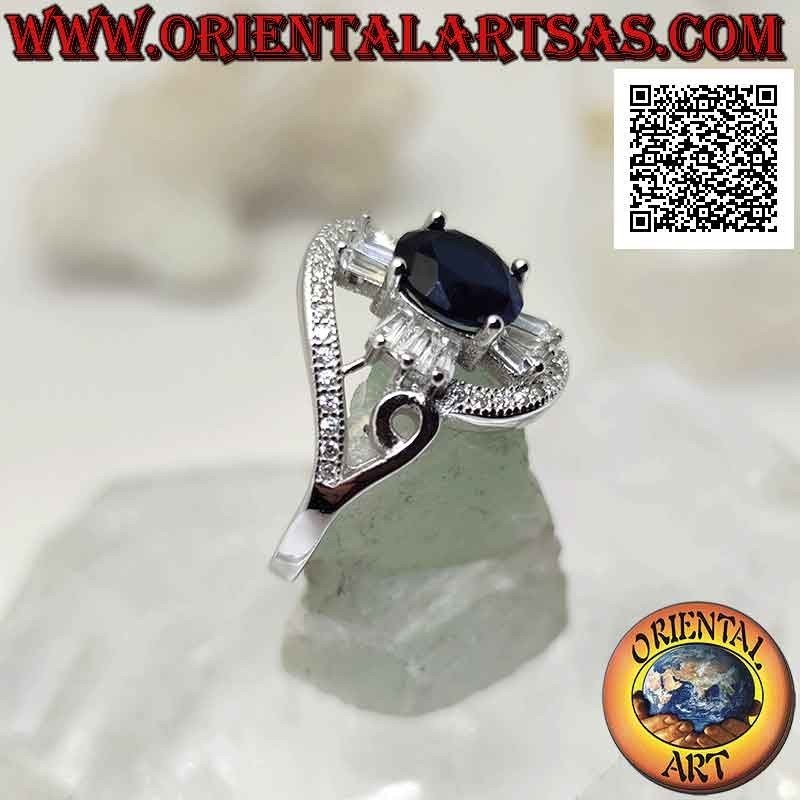 Anillo de plata con zafiro sintético redondo engastado en una cruz de circonitas blancas talla baguette