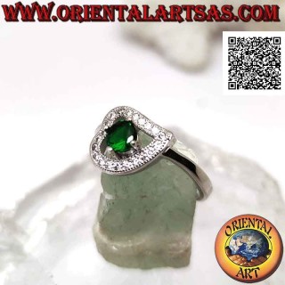 Bague en argent 925 avec émeraude de synthèse ronde sertie dans un coeur horizontal pavé de zirconiums blancs.