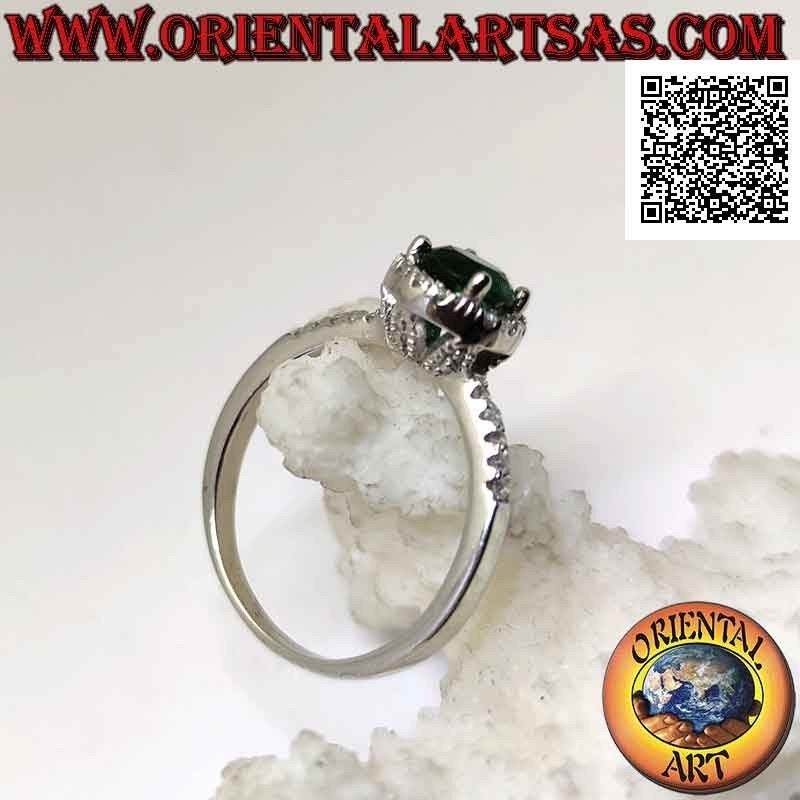 Anello in argento con smeraldo di sintesi tondo incastonato contornato da zirconi bianchi e sui lati