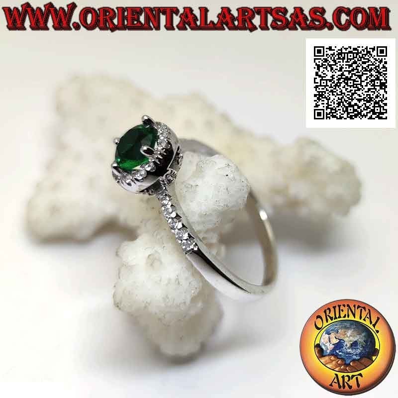 Bague en argent avec émeraude synthétique ronde sertie entourée de zircons blancs et sur les côtés
