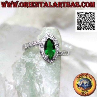 Anello in argento con smeraldo di sintesi a navetta incastonato e zirconi bianchi (montatura asimmetrica)