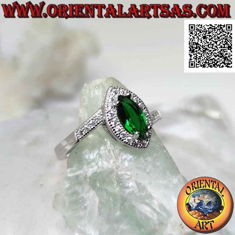 Anillo de plata con esmeralda sintética lanzadera incrustada y circonitas blancas (engaste asimétrico)