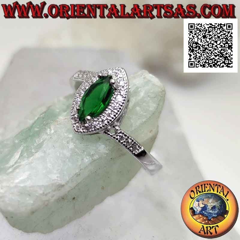 Anello in argento con smeraldo di sintesi a navetta incastonato e zirconi bianchi (montatura asimmetrica)