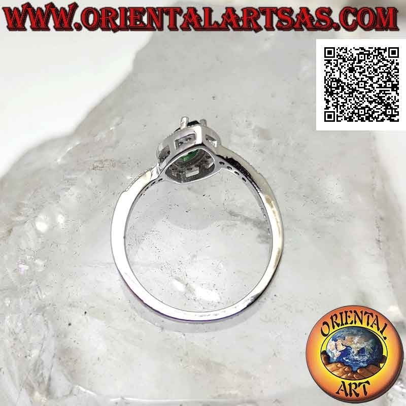 Anello in argento con smeraldo di sintesi a navetta incastonato e zirconi bianchi (montatura asimmetrica)