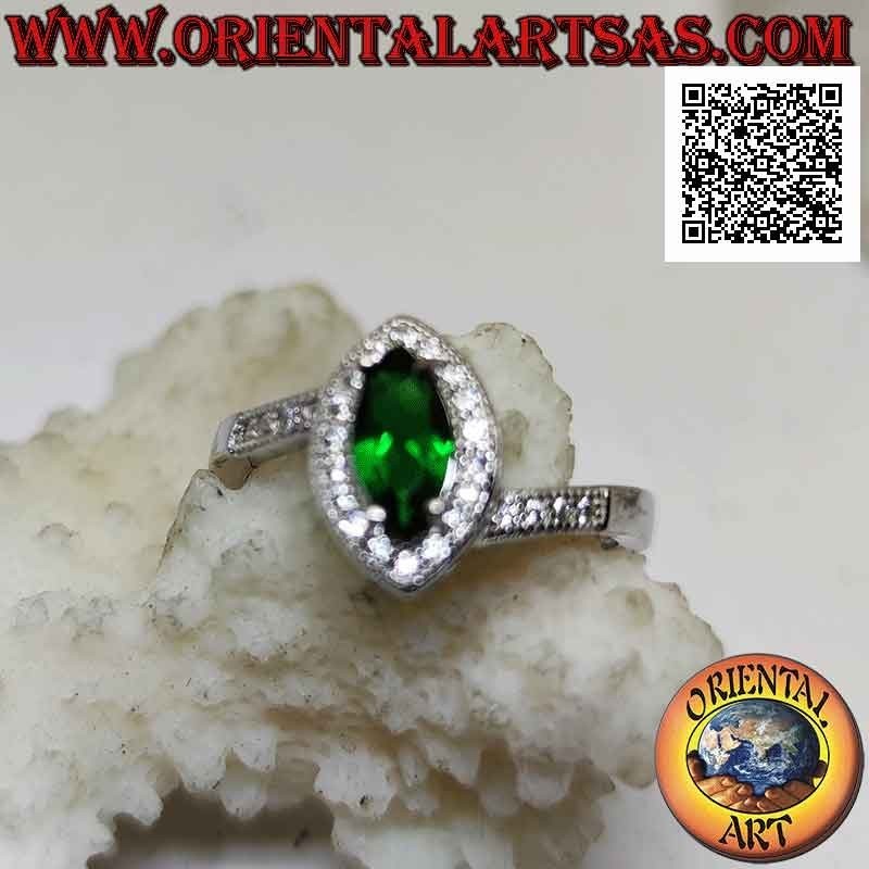 Bague en argent avec émeraude navette synthétique sertie entourée de zircons blancs et sur les côtés