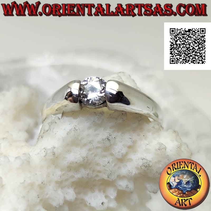 Anillo solitario liso de plata con circonita blanca redonda engastada en la unión de la banda