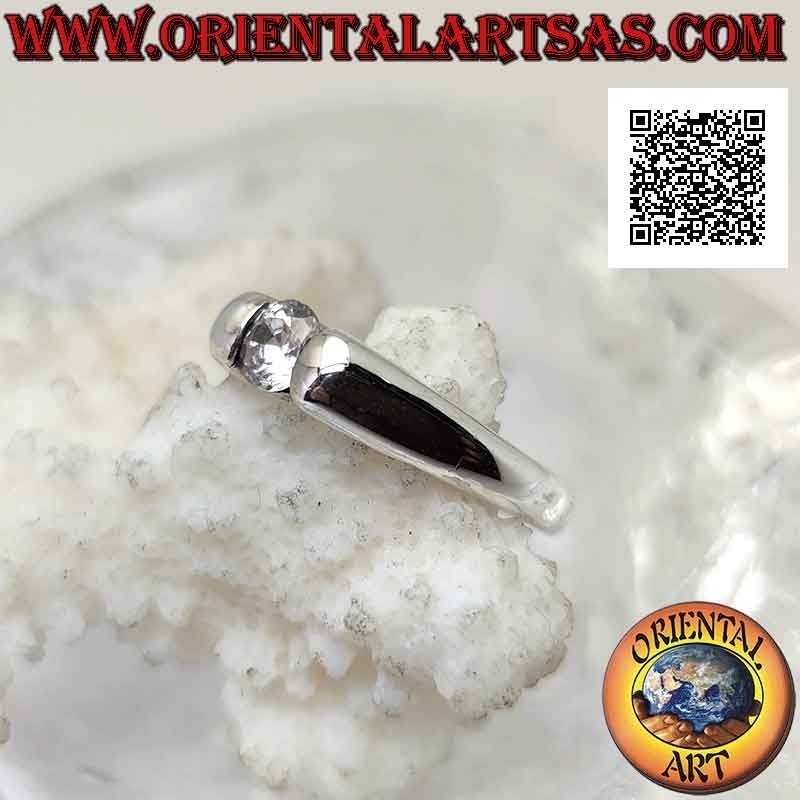 Anillo solitario liso de plata con circonita blanca redonda engastada en la unión de la banda
