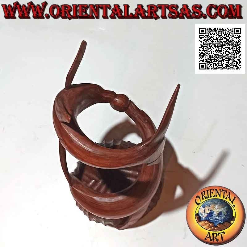 Portabotellas escultura pareja de delfines espirales en juego envolvente en madera de suar