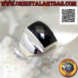 Anillo de plata con ónix rectangular redondeado facetado sobre montura lisa con esfera en relieve