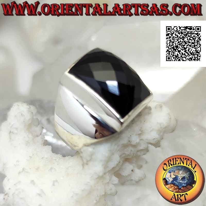 Bague en argent avec onyx rectangulaire arrondi facetté sur monture lisse avec cadran en relief
