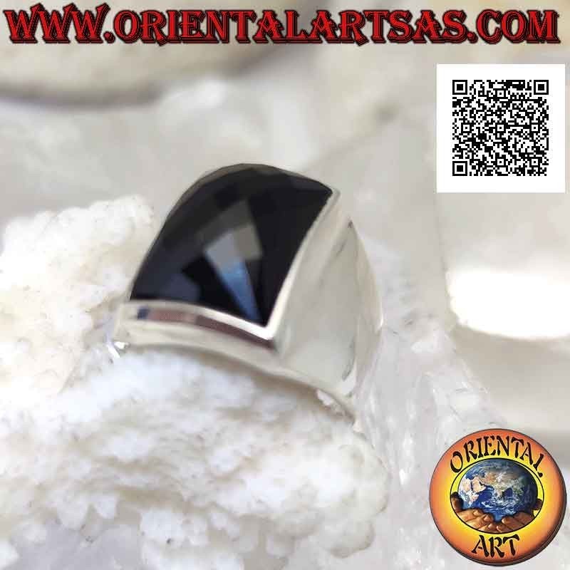 Anillo de plata con ónix rectangular redondeado facetado sobre montura lisa con esfera en relieve