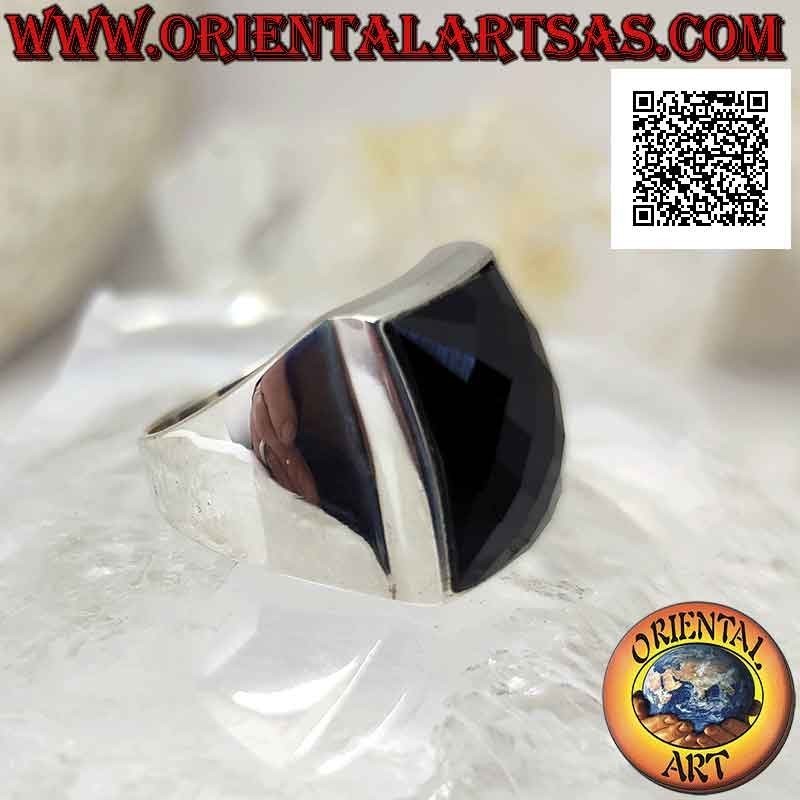 Bague en argent avec onyx rectangulaire arrondi facetté sur monture lisse avec cadran en relief
