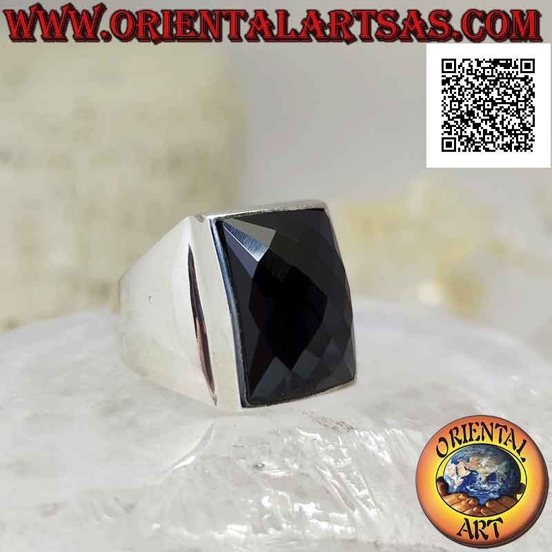 Anello in argento con onice rettangolare bombata sfaccettata su montatura liscia con quadrante rialzato