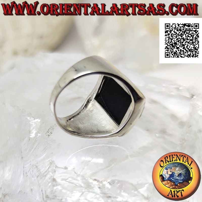 Bague en argent avec onyx rectangulaire arrondi facetté sur monture lisse avec cadran en relief