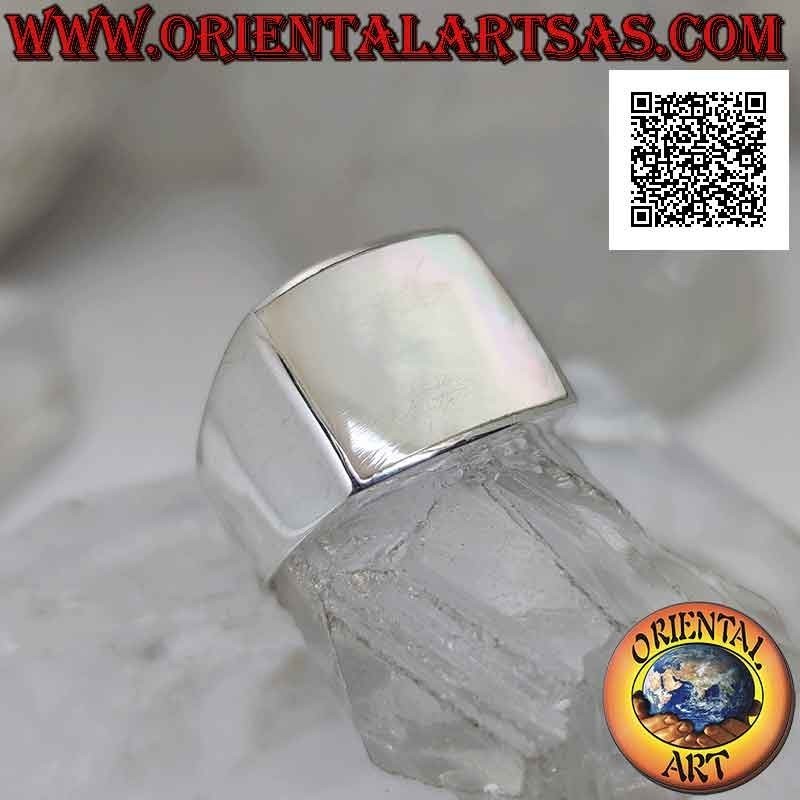 Bague en argent incurvé lisse avec nacre carrée affleurant le bord