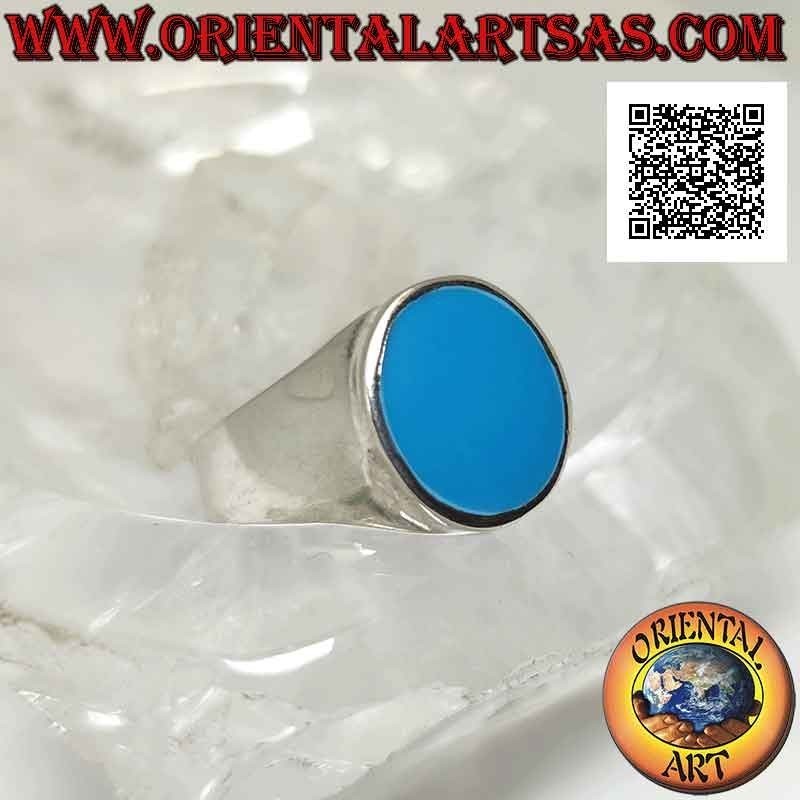 Anillo de plata con turquesa ovalada al ras con borde ligeramente levantado sobre marco liso