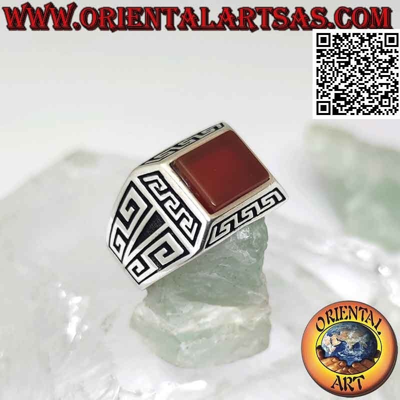 Bague en argent avec cornaline rectangulaire, entourée de grecs en bas-relief