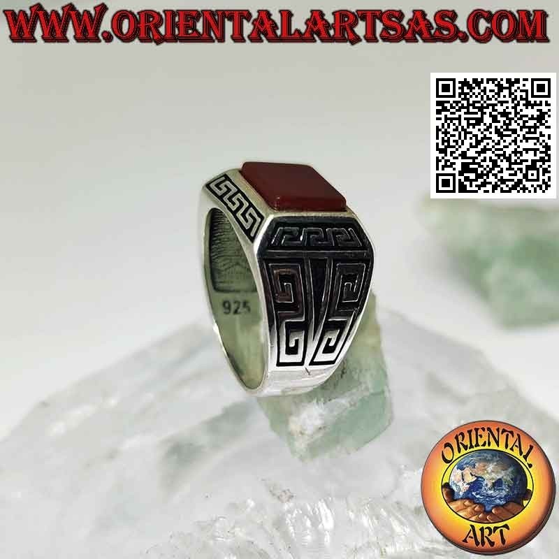 Anillo de plata con cornalina rectangular, rodeado de griego en bajorrelieve