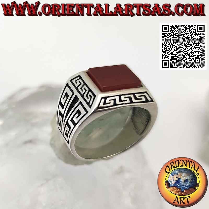 Anello in argento con corniola rettangolare, contornato da greche a bassorilievo