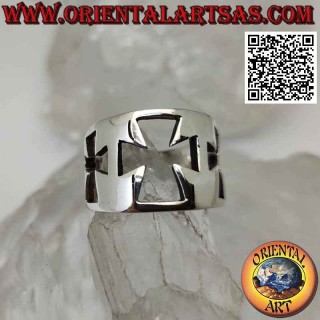 Anello in argento a fascia liscia con tre croci traforate