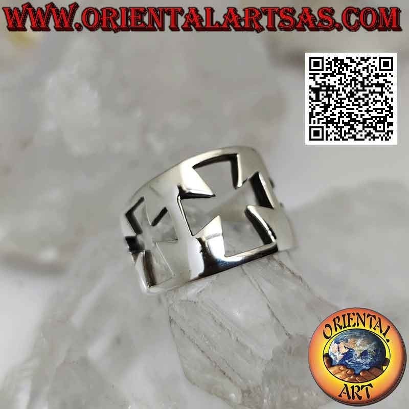 Anello in argento a fascia liscia con tre croci traforate