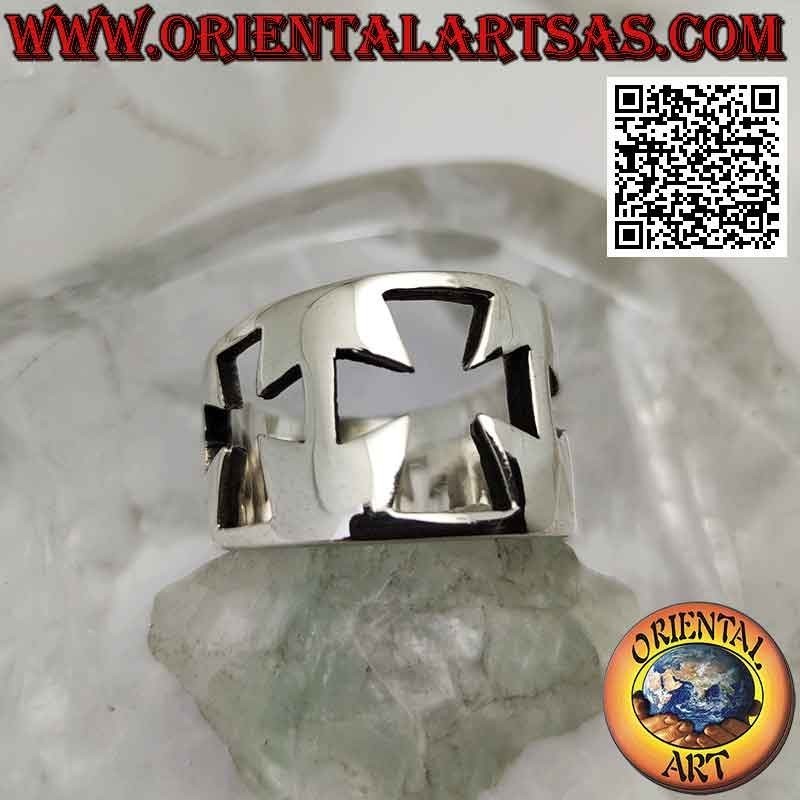 Anello in argento a fascia liscia con tre croci traforate