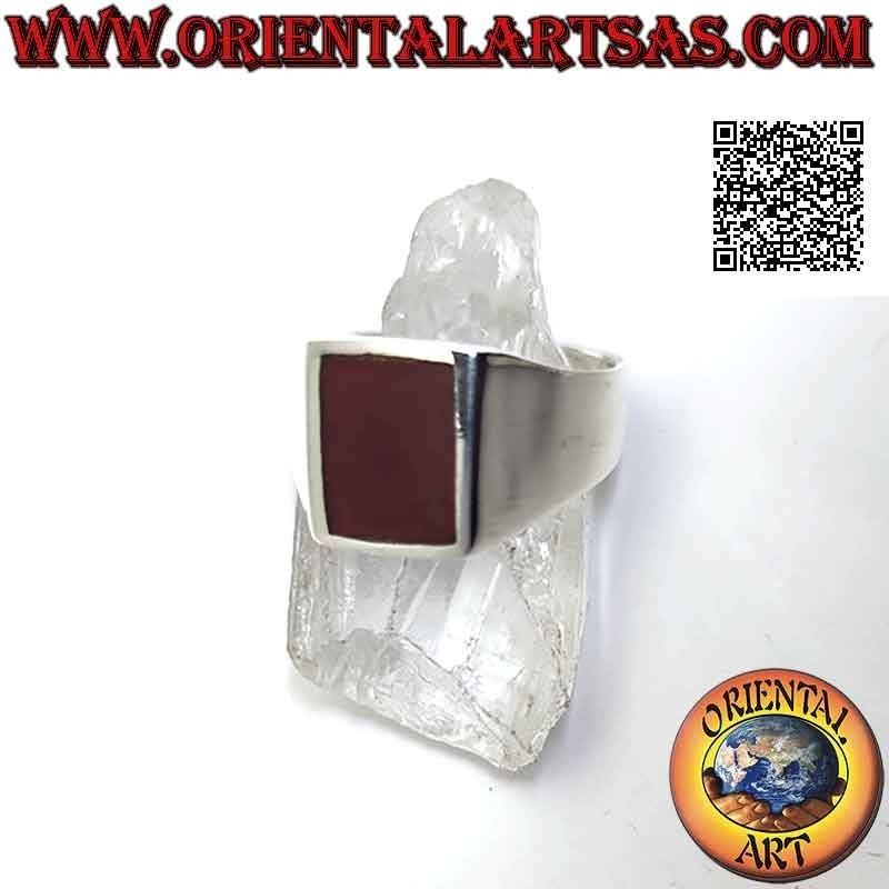 Anillo de plata con cornalina rectangular al ras del borde en un engaste liso de 10 x 8 mm