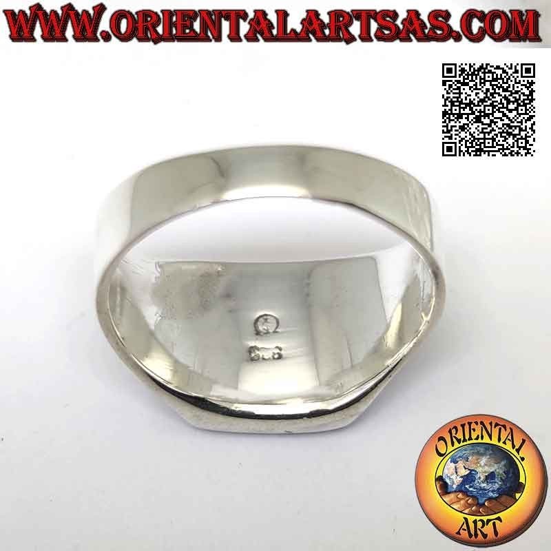 Anillo de plata con cornalina rectangular al ras del borde en un engaste liso de 10 x 8 mm
