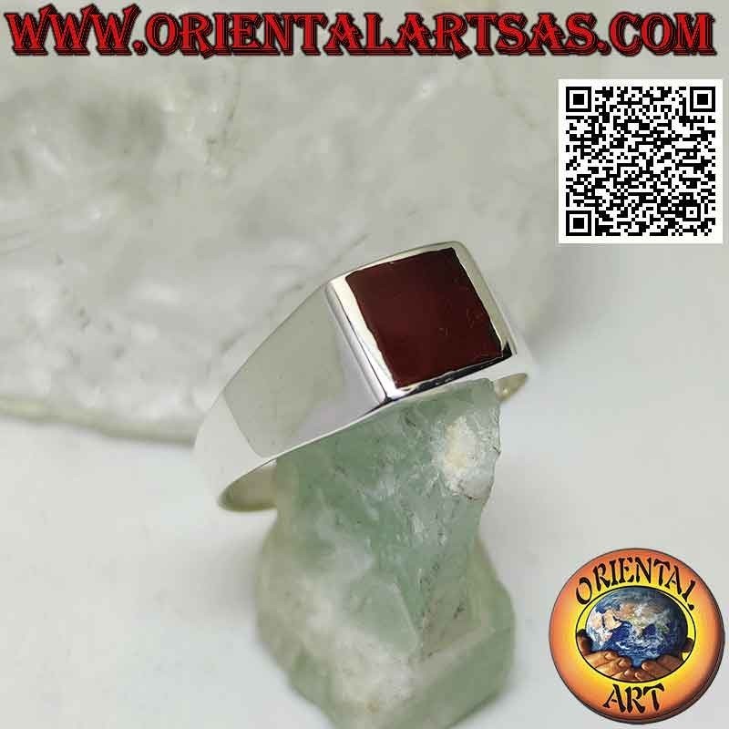 Bague en argent avec cornaline rectangulaire affleurante sur une monture lisse de 10 x 8 mm