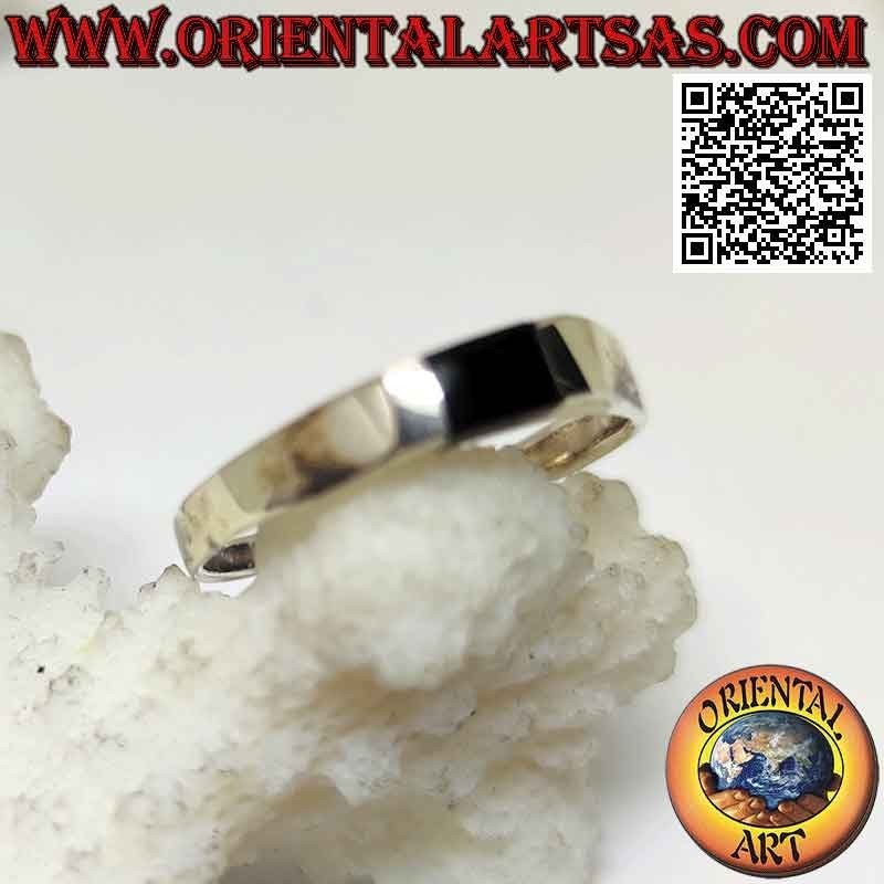 Anello in argento liscio con piccola onice rettangolare centrale a filo bordo