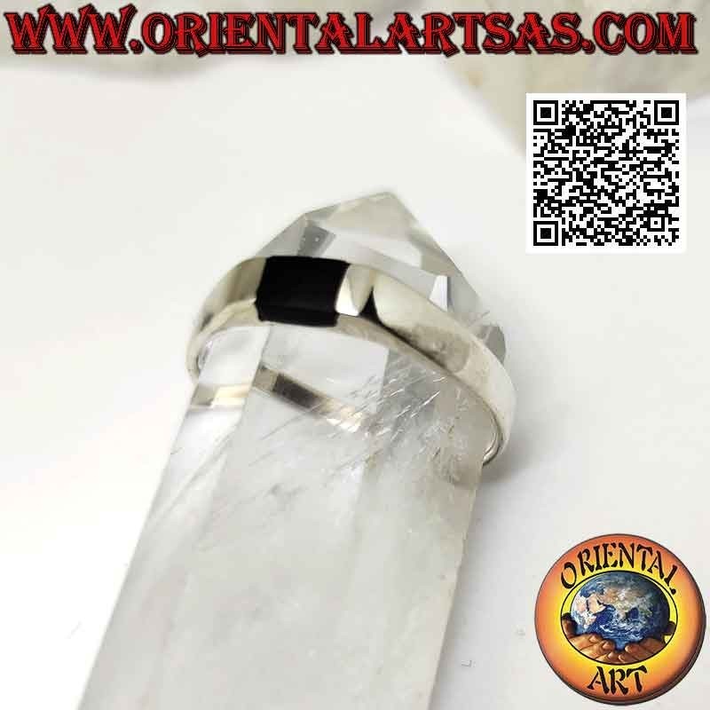 Anillo de plata lisa con pequeño ónix rectangular central a ras del borde