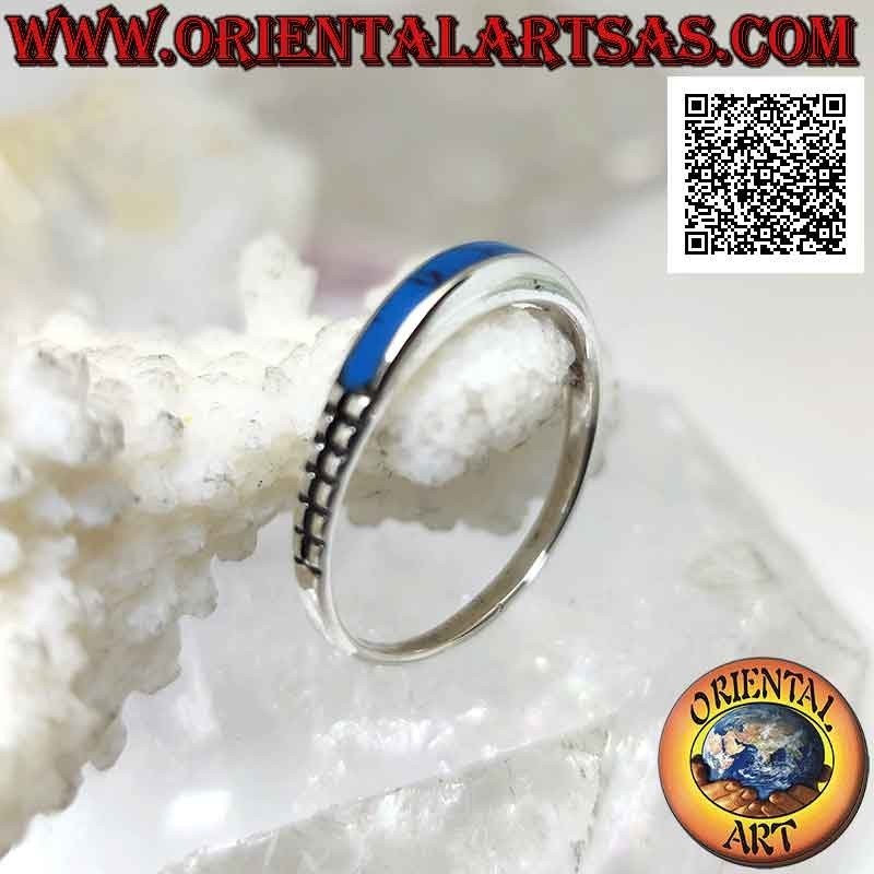 Anillo de plata con turquesa rectangular sobresaliente en un lado y grabados en el otro
