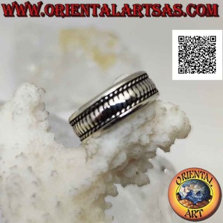 Bague en argent avec lignes obliques ondulées gravées entre entrelacs
