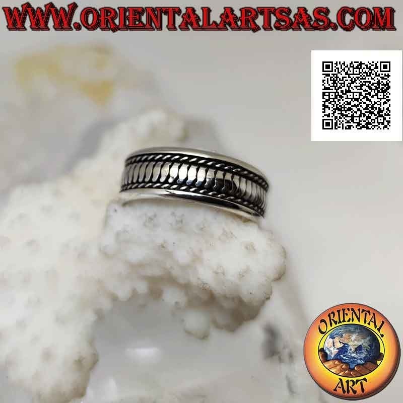 Anillo banda de plata con líneas onduladas oblicuas grabadas entre entrelazados