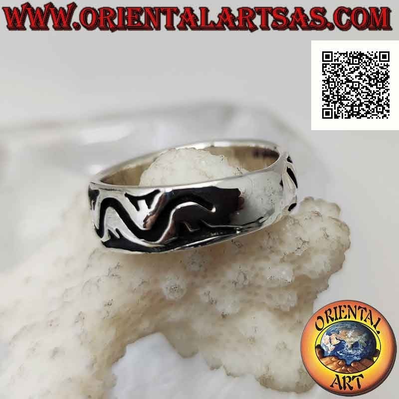 Anillo de plata con banda trabajada con decoración de doble bajorrelieve ondulado