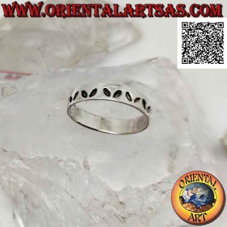 Silver band ring worked with a series of pairs of butterfly wings (butterfly emblem)