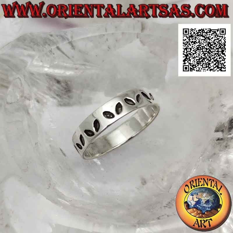 Silver band ring worked with a series of pairs of butterfly wings (butterfly emblem)