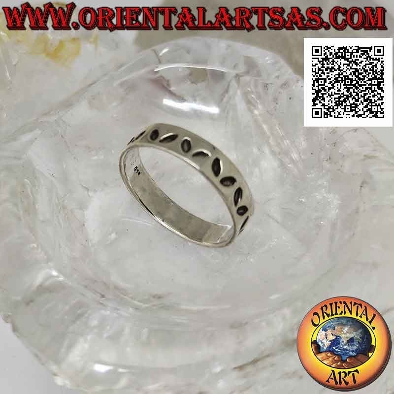 Bague en argent ornée d'une série de paires d'ailes de papillon (emblème du papillon)