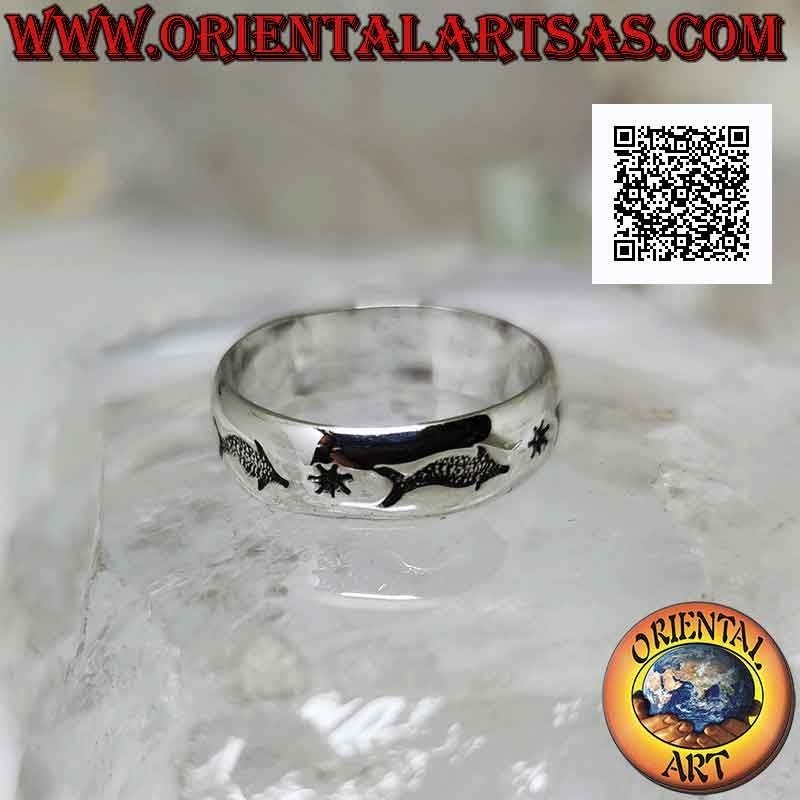 Anillo banda de plata trabajado con una serie de delfines en bajorrelieve