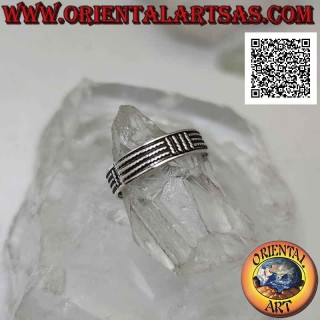 Anillo de plata con banda labrada con decoración alterada de tres líneas verticales y horizontales en bajorrelieve