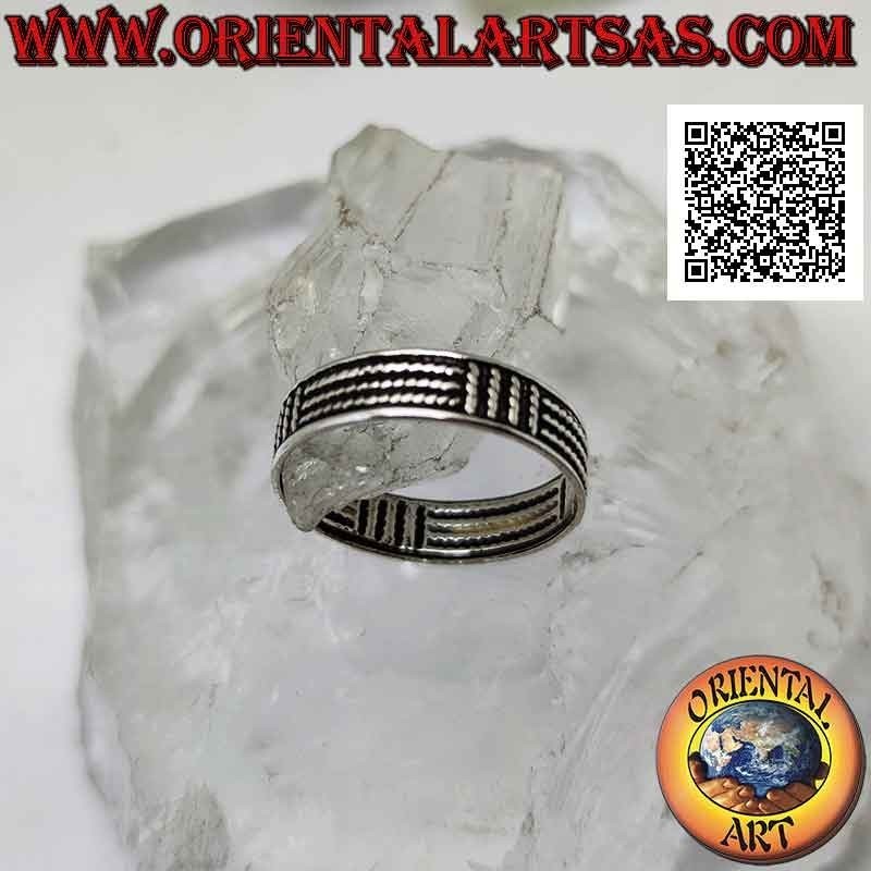 Anillo de plata con banda labrada con decoración alterada de tres líneas verticales y horizontales en bajorrelieve