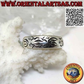 Anello in argento a fascia crescente con disegno maori inciso