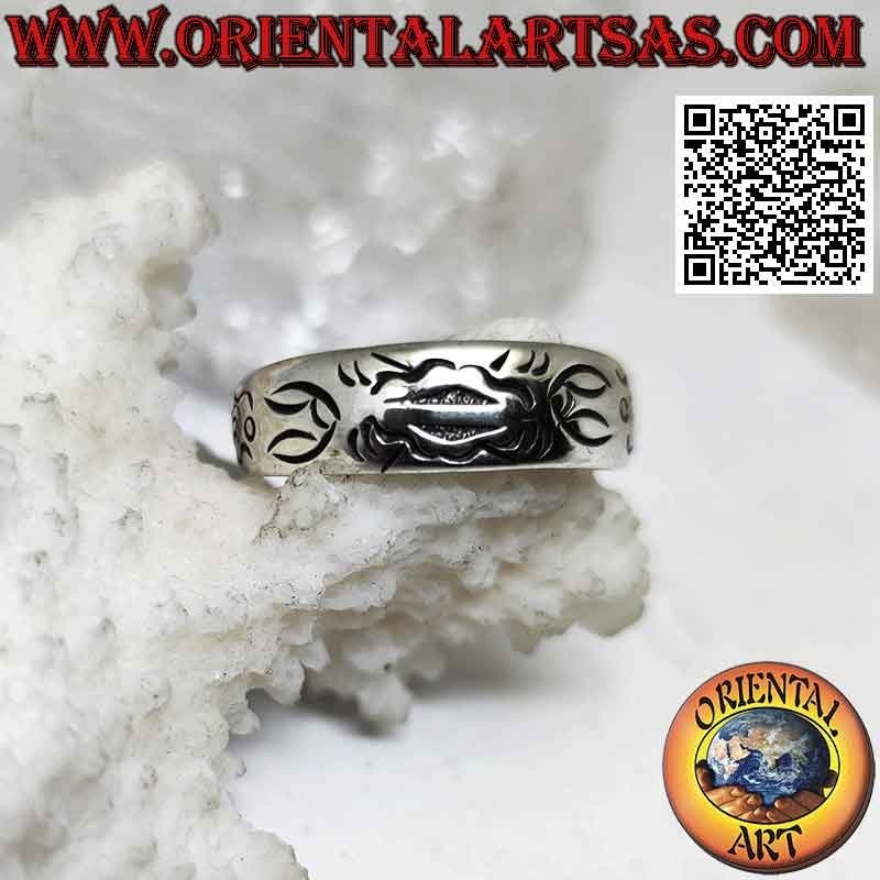 Anillo de plata de banda creciente con diseño maorí grabado