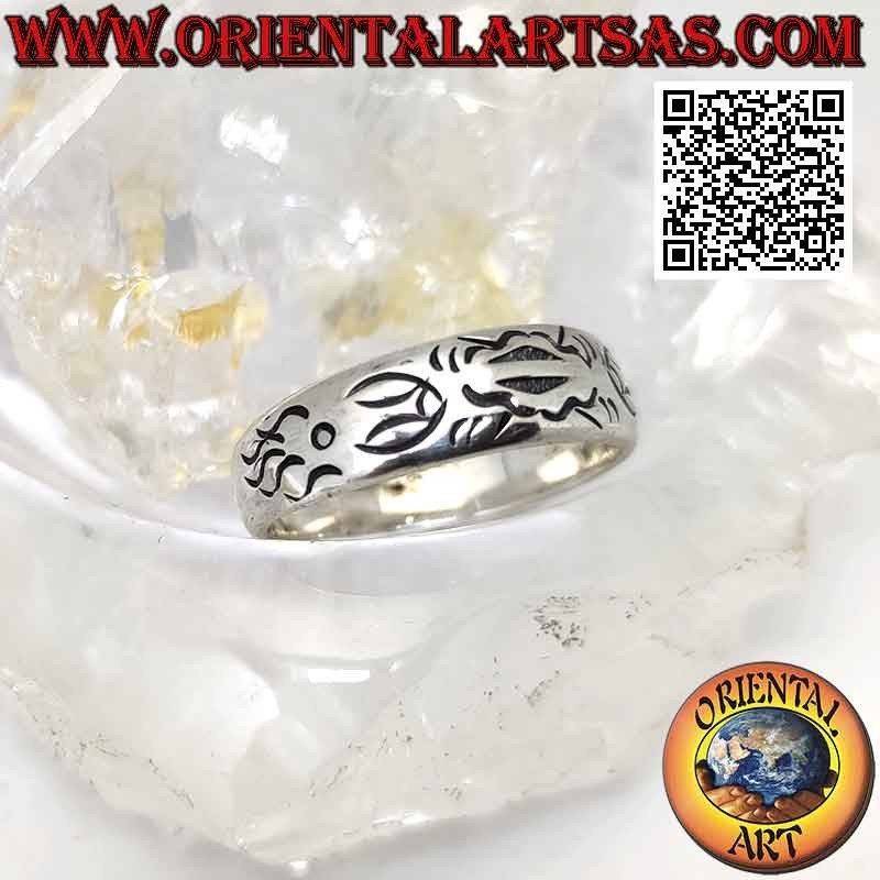 Anillo de plata de banda creciente con diseño maorí grabado