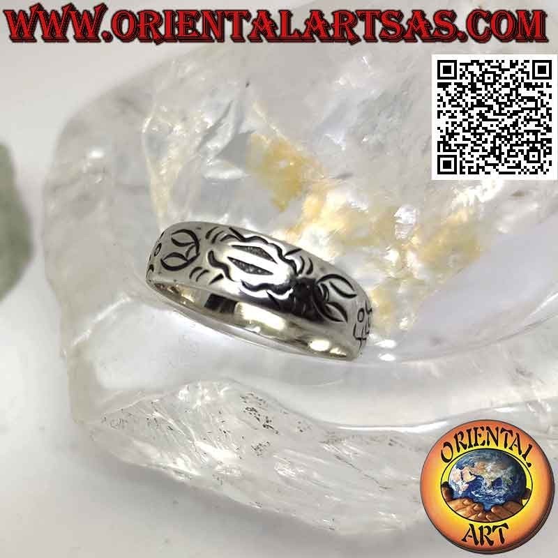 Silberring mit wachsendem Band mit graviertem Maori-Design