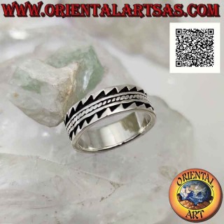 Silberring mit gearbeitetem Band mit gezahnter Basrelief-Dekoration