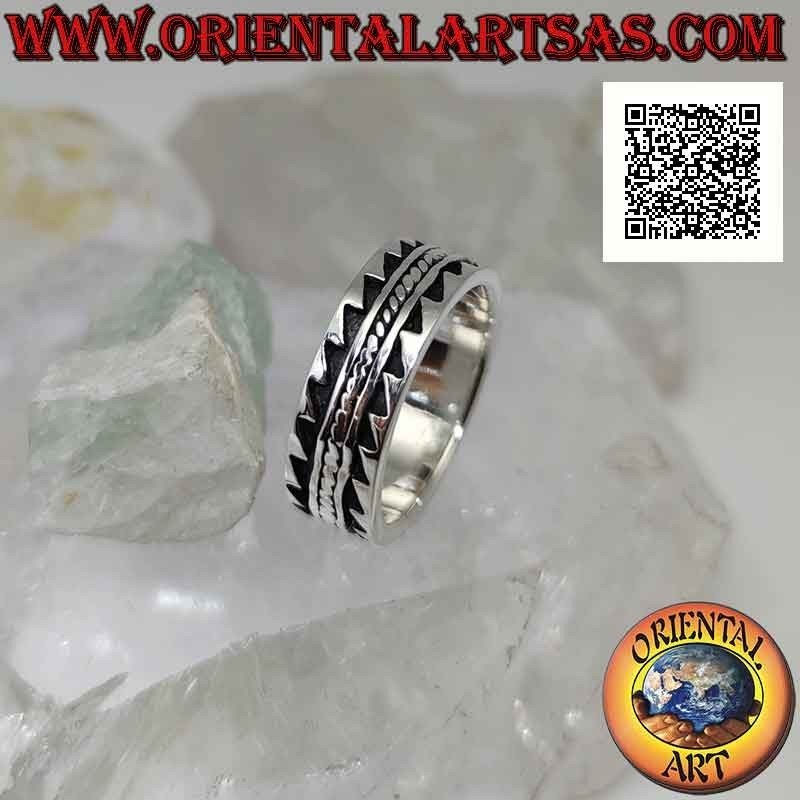 Bague en argent avec bande travaillée à décor en bas-relief denté